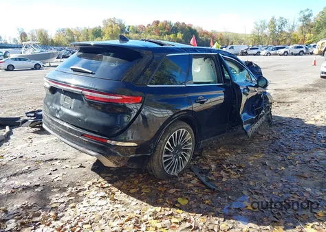 2021 Lincoln Corsair Reserve z USA, uszkodzony, nr VIN 5LMCJ2DHXMUL02182